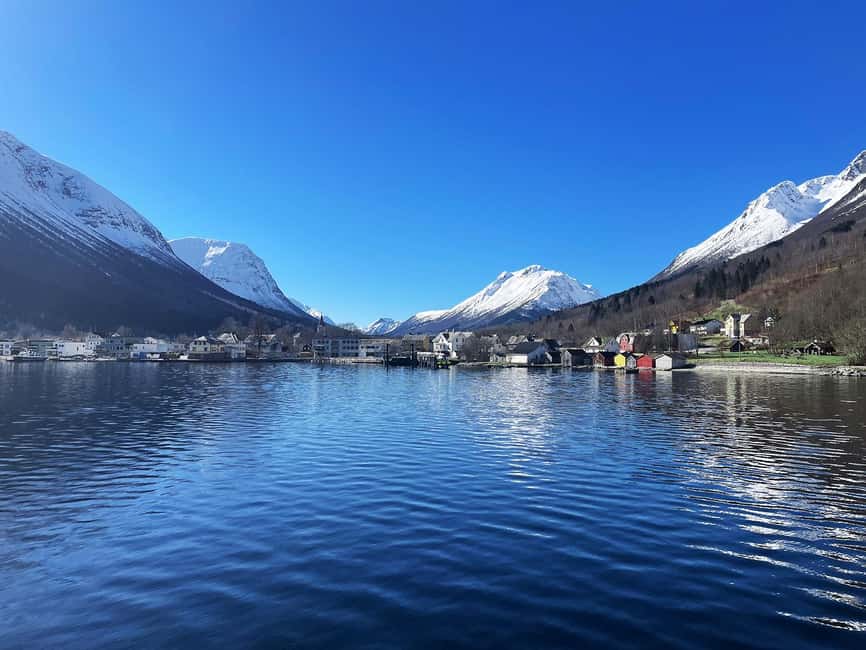 Ålesund: Fjord Tour with Lunch on MS Bruvik - The first 90 minutes toward Hjørundfjord