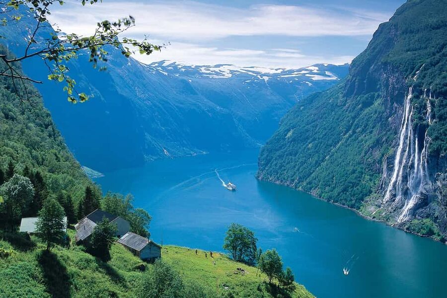 Ålesund to Geiranger Fjord Boat Tour with Return Bus Tour - Øye and the road through Nordang Valley