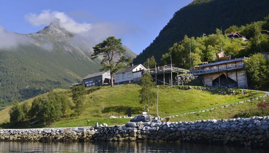 Ålesund-Trandal fjord tour with 3 hours stop at Trandal - Who will enjoy this outing most?
