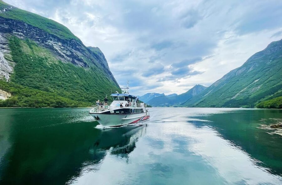 Ålesund-Trandal fjord tour with 3 hours stop at Trandal - Hjørundfjord in two 75-minute sections