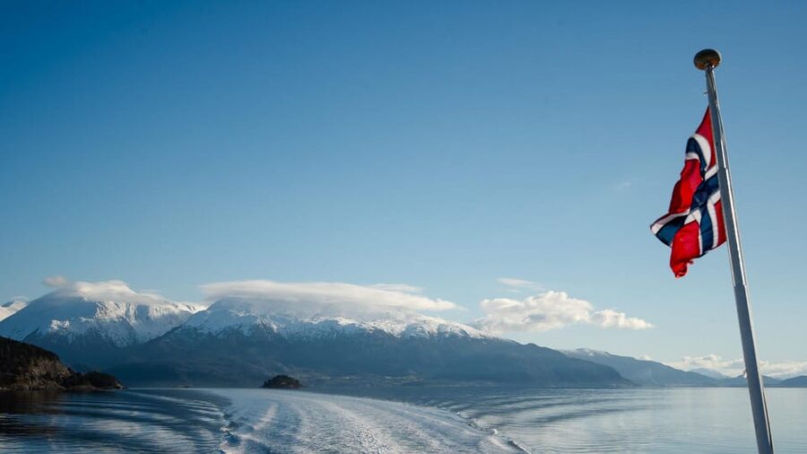 Bergen: Cruise to beautiful Rosendal by the Hardangerfjord - Boarding at Strandkaiterminalen