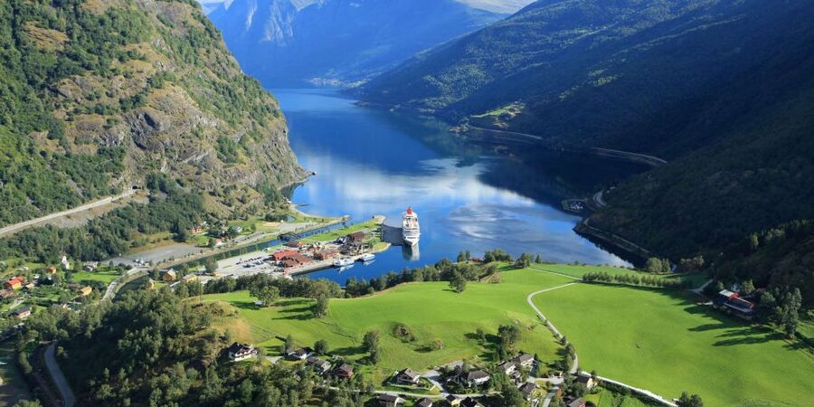 Bergen: Hardangerfjord, Voss Gondola & 3 Great Waterfalls - The first stretch from Bergen to Voss