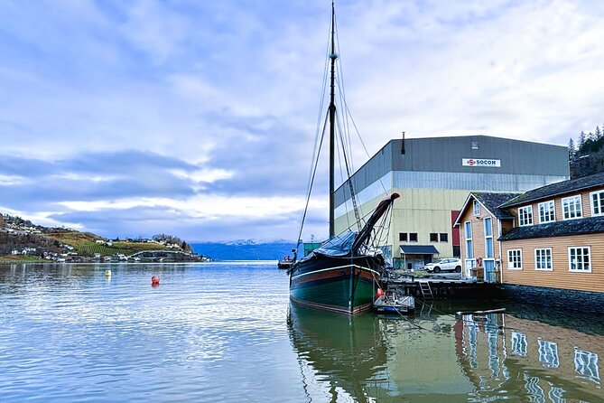 Bergen: Hardangerfjord, Waterfalls, Culture & Apple pie - Salthammeren links ancient art with fjord views