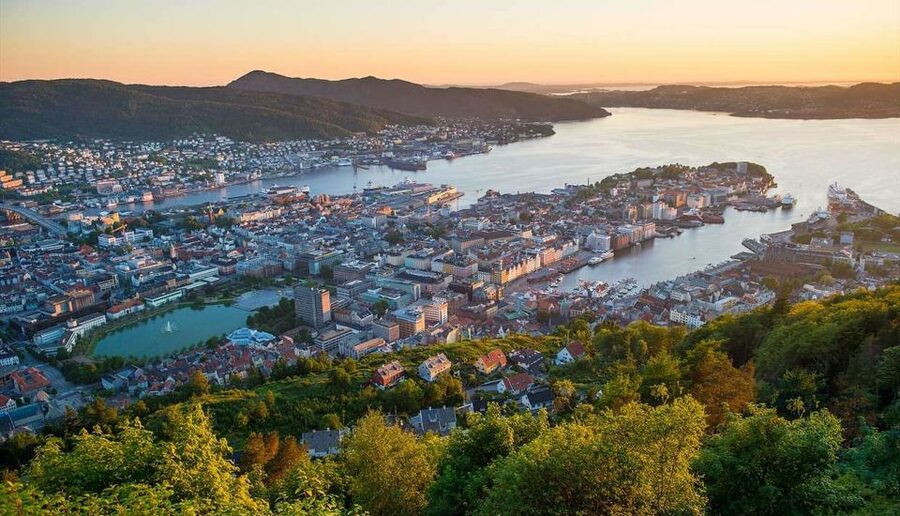 Bergen: Mostraumen Fjord Cruise, Mt Fløyen, City Sightseeing - Starting among the Fish Market and Bergen’s harbor
