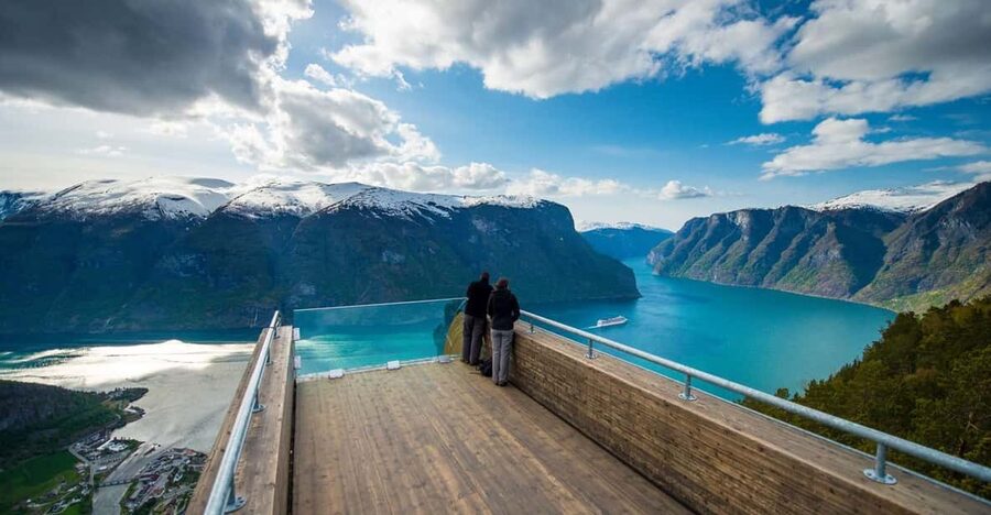 Bergen: Nærøyfjorden, Flåm, and Stegastein Guided Bus Tour - The minibus is a real advantage on a long route