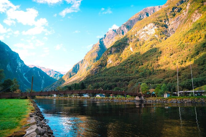 Bergen: UNESCO Fjord Cruise, Flåm & Stegastein - Incl. Lunch - Guides, drivers, and the human side of the tour