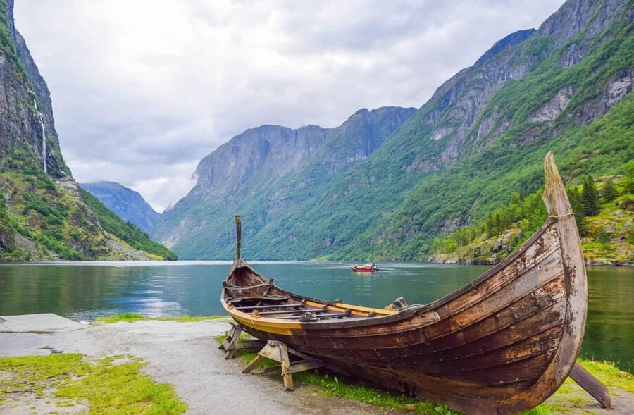Bergen: Viking Village, Nærøyfjorden Cruise and Flåm Railway - Seasonal schedules and why they matter