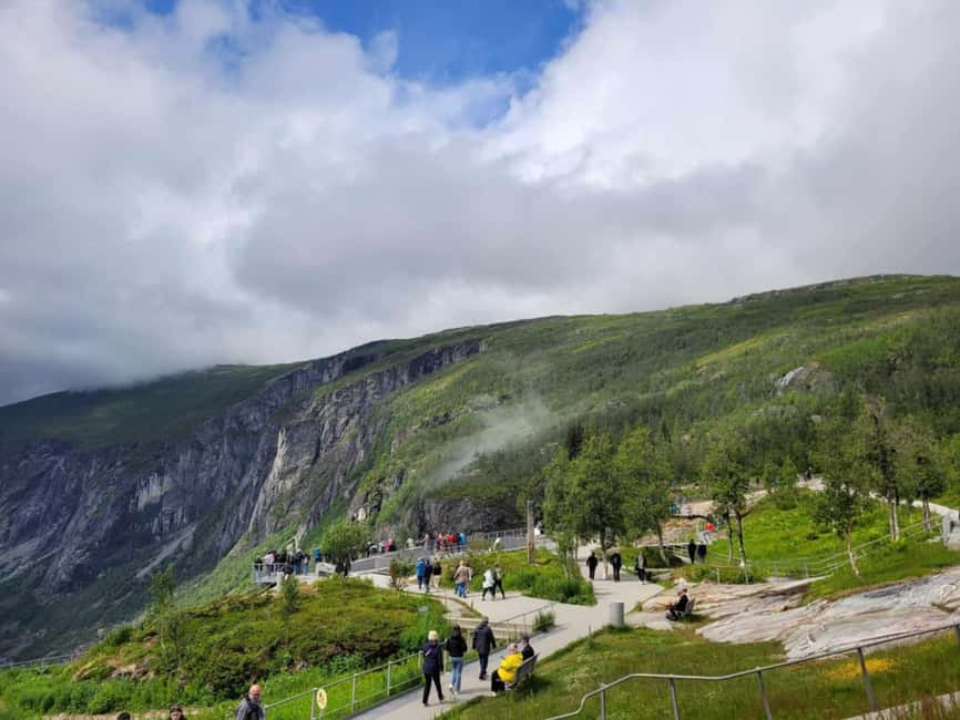 Eidfjord: Vøringsfossen Waterfalls Round-Trip Shuttle - Ninety minutes at the waterfall