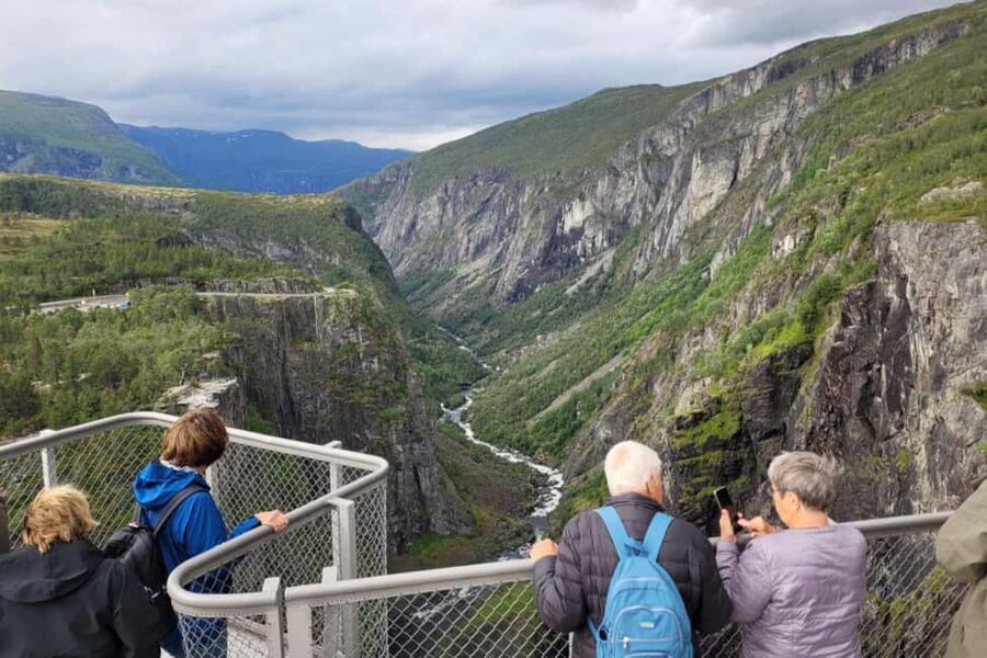 Eidfjord: Vøringsfossen Waterfalls Round-Trip Shuttle - What to bring for the 90-minute stop