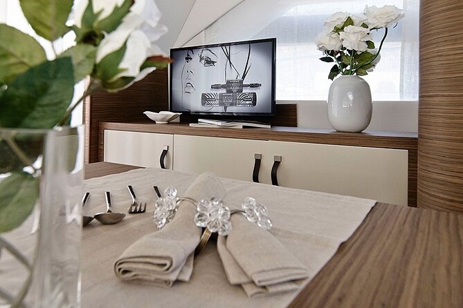 Fjordcruise - Luxury Yacht Arctic Queen - What the food and guiding add