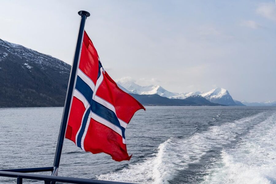 From Ålesund: Winter Fjord Cruise to Geirangerfjord - Flydalsjuvet gives you the classic Geiranger photograph