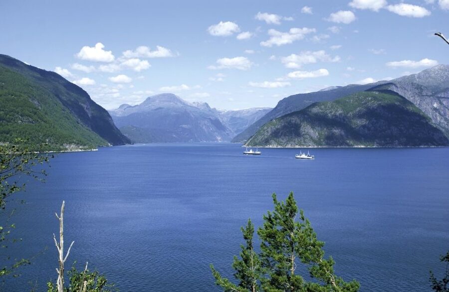From Bergen: Private Trip to Hardangerfjord - Fossen Bratte and Steinsdalsfossen