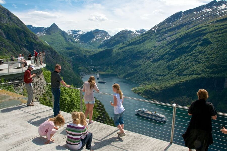 Geiranger: Dalsnibba, Flydalsjuvet, Eagle Bend & Fjords Tour - Djupvatnet Lake and the high mountain road
