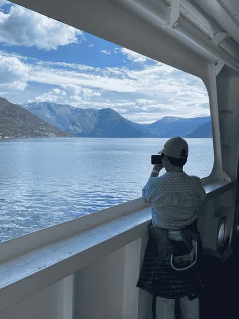 Guided tour: Hardangerfjord, Waterfalls and Ferry crossing - Norheimsund gives you lunch time