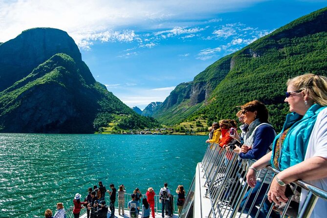 Guided tour to Viking Village, Nærøyfjorden Cruise & Flåm Railway - Flåm: a short pause before the railway