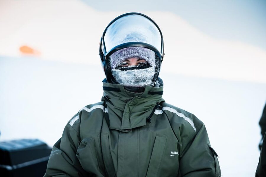 Longyearbyen: Snowmobile Tour to Tempelfjorden with Lunch - Riding from Longyearbyen into open Svalbard country