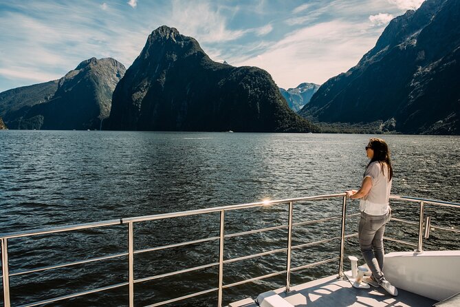 Milford Sound Luxury Lunch Cruise onboard The Fiordland Jewel - Dining in the main saloon