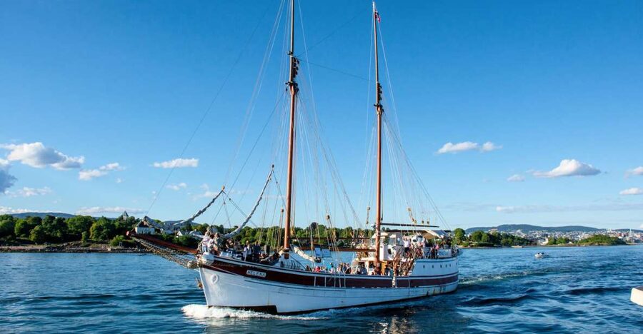 Oslo: Best of Oslo Walking Tour & Fjords Sightseeing Cruise - Parliament, the Grand Hotel, and Karl Johan