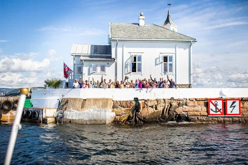 Oslo: Fjord Dinner Cruise on Sailing Ship w/ Seafood Buffet - Finding the boat beside Akershus Fortress