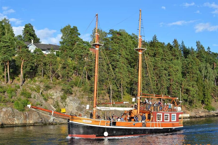 Oslo: Fjord Mini Cruise by Wooden Sailing Ship - Munch Museum, Sørenga, and Tjuvholmen
