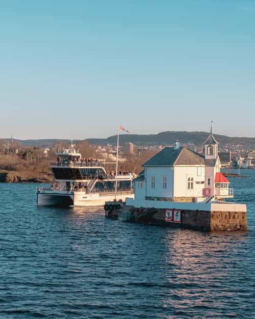 Oslo: Guided Sightseeing Fjord Cruise on Premium Silent Boat - What the guide adds to the two-hour route