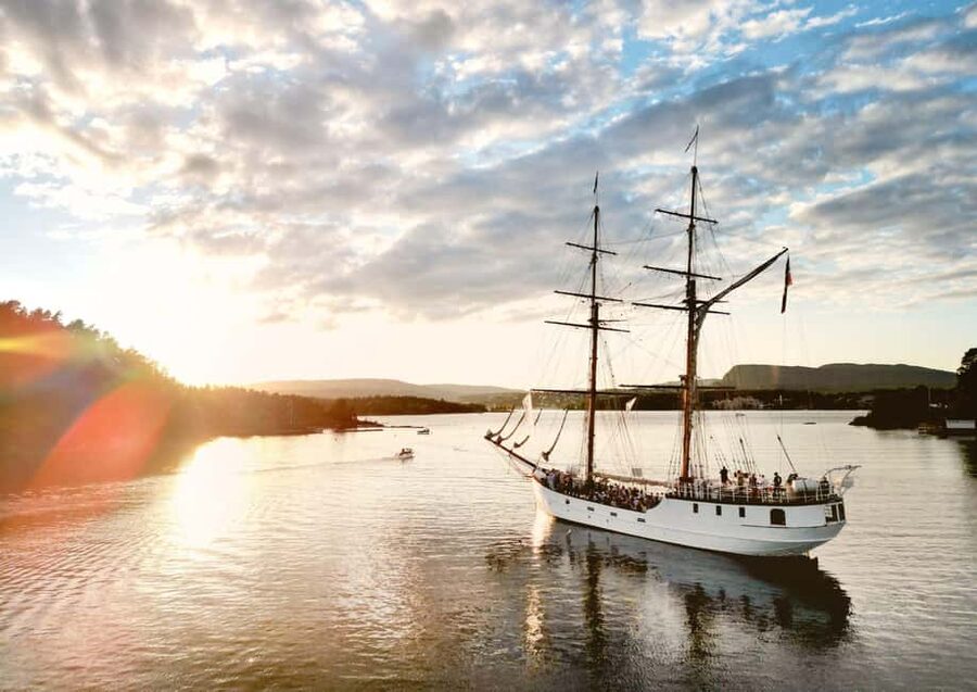 Oslo: Oslofjord Fjord-Style Dinner Cruise - Sailing past Oslo’s green rim