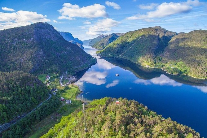 Private Fjordcruise by Luxury Pontoon Boat - Bergen Fjords - Passing through the familiar fjord country