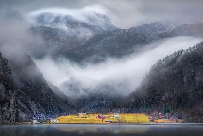 Private Fjordcruise by Luxury Pontoon Boat - Bergen Fjords - Guides who make the silence work