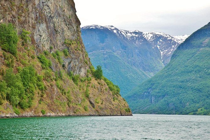 PRIVATE GUIDED TOUR: Highlights of Norway – Trip to the Sognefjord – WINTER - Stegastein as the road-based alternative
