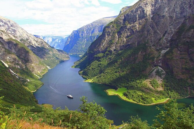 Private Guided Tour to Oslo Nærøyfjord Cruise and Flåm Railway - Aurlandsfjord and arrival in Flåm
