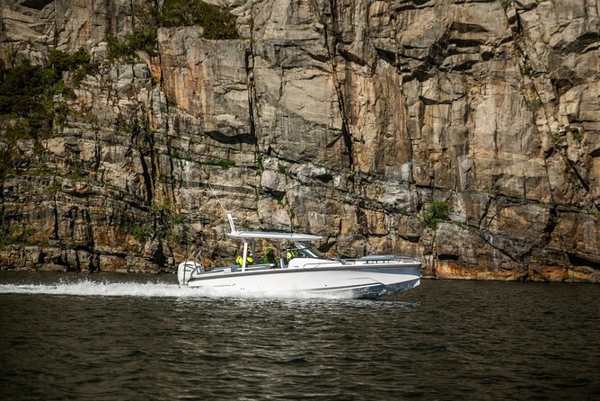 Stavanger: Guided Lysefjord Safari on Speedboat - The optional minibus upgrade