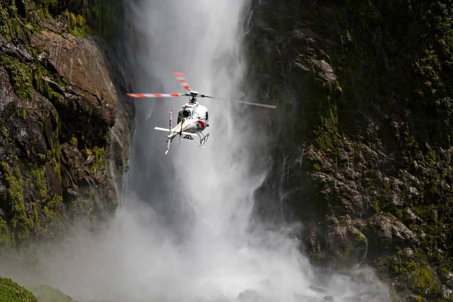 Te Anau: 30-Minute Fiordland National Park Scenic Flight - Seeing beyond Te Anau in half an hour