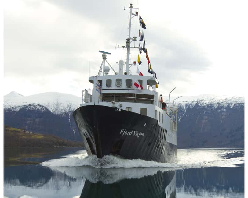 Tromsø: Classic arctic fjord cruise with lite lunch - Leaving Tromsø for the fjords